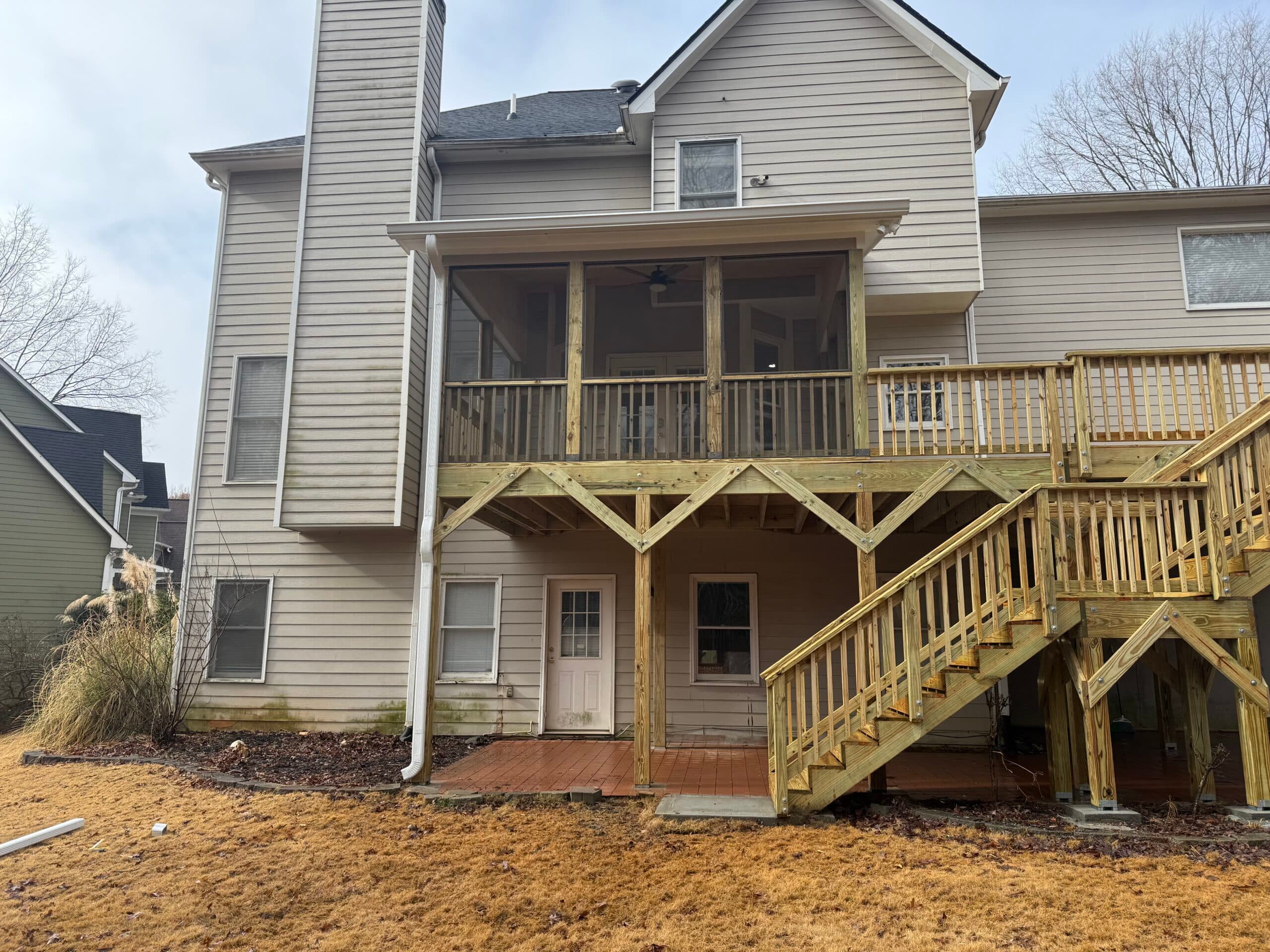 21x11 and 20x20 decks. 15x11 screen porch.